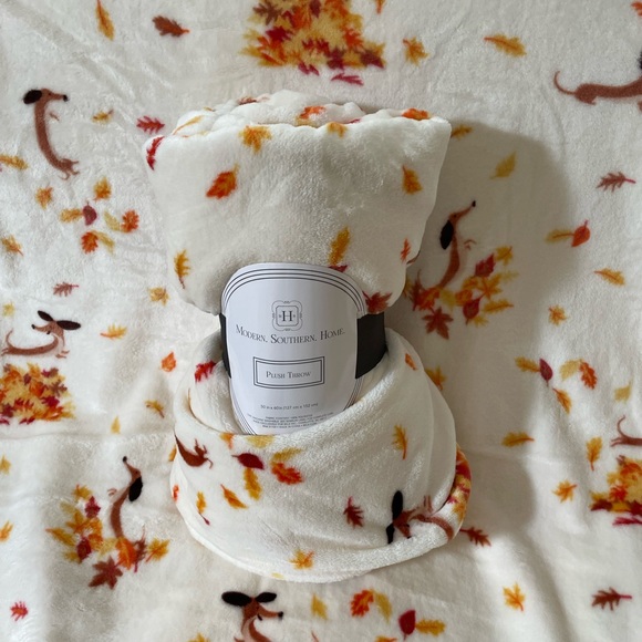 Dachshund throw blanket perfect for fall weather and decor - Picture 8 of 8